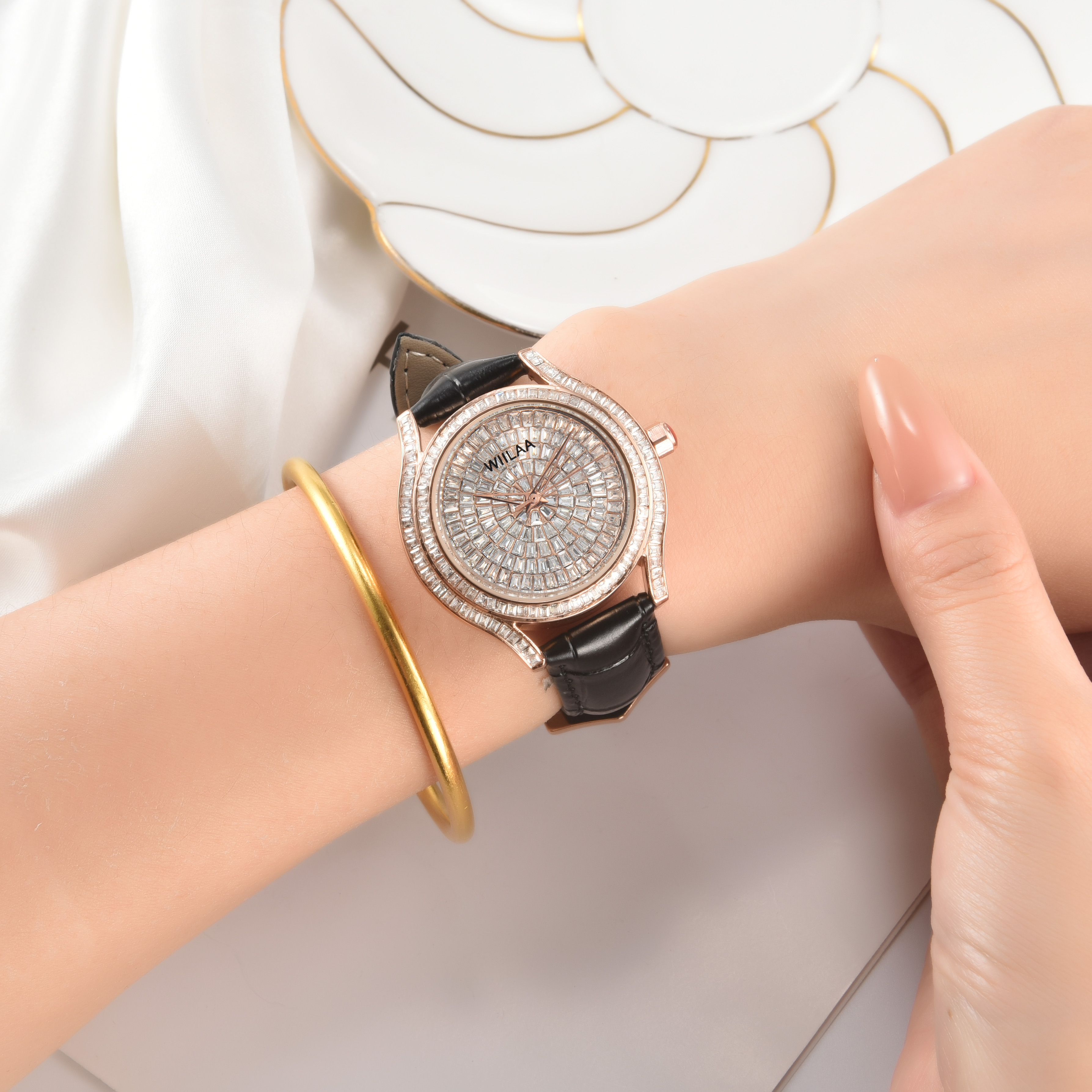 WIILAA Luxury Women's Crystal  - Luxury Watch Leather Strap 리뷰 및 가격